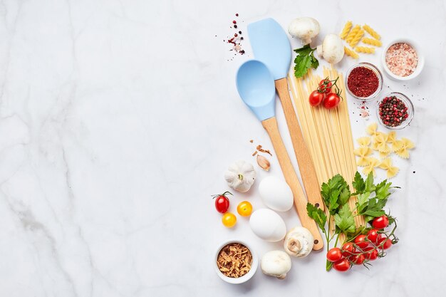 Mesa con ingredientes y utensilios de cocina