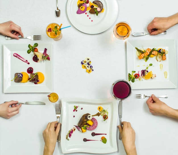 Mesa con platos servidos